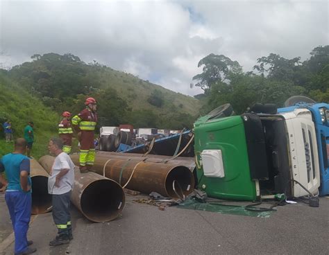 Carreta Que Transportava Tubos Met Licos Tomba Na Via Dutra Em Pira