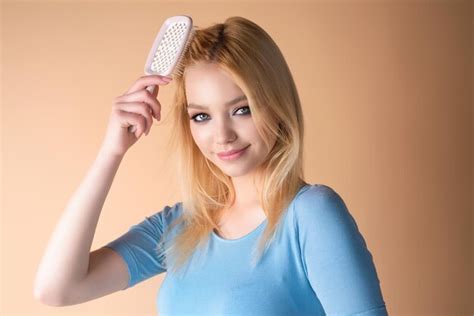 Jovem Mulher Penteando O Cabelo Mulher Bonita Escova Cabelos Saud Veis