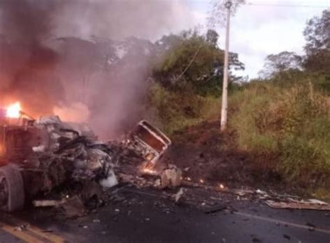 Acidente Entre Carretas Causa Inc Ndio E Deixa Dois Mortos Na Bahia