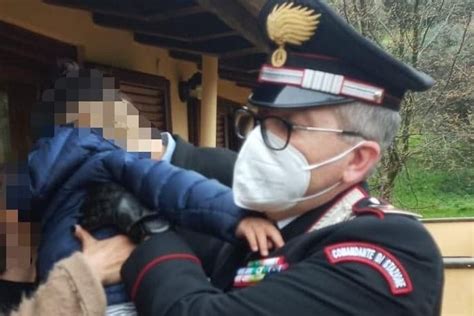 Bimbo Di Anni Esce Di Notte Da Casa Ai Carabinieri Risponde Sono