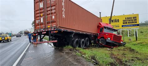 Carreta sai da pista e bate contra poste e estrutura metálica na BR 101