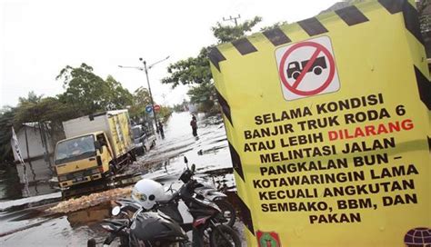 Dampak Banjir Sebulan Akses Jalan Kotawaringin Barat Putus