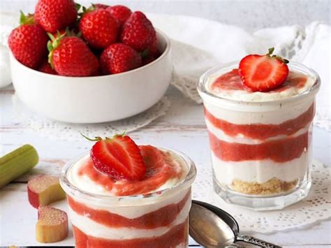 Mousse De Yaourt Et Confit Fraises Rhubarbe Un Dessert L Ger