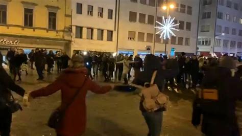 Corteo No Super Green Pass Ieri A Udine Cartelli E Balli Di Gruppo