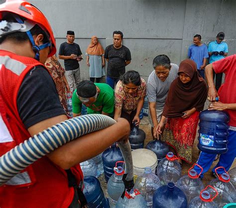 FOTO Musim Kemarau PMI Kota Depok Salurkan Ribuan Liter Air Bersih