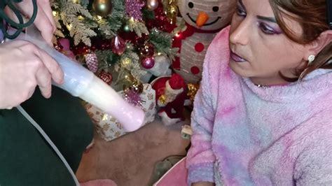 Hot Femboy Sucer un énorme Gode De La Taille Dun Cheval Obtient Son Propre Sperme Dans Son