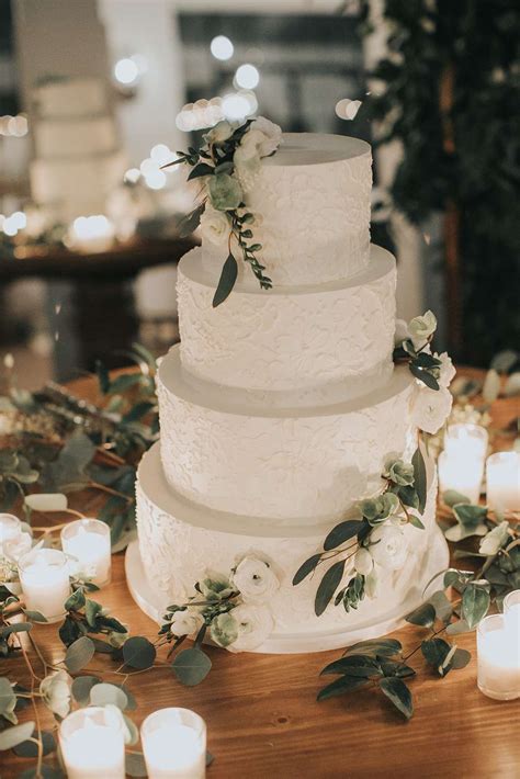 22 Seasonal Wedding Cake Ideas For A Winter Wedding