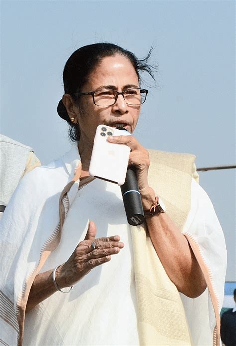 Mamata Banerjee scores ton with books - Telegraph India