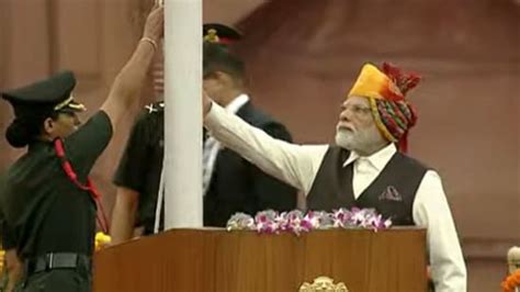 PM Modi unfurls Indian flag on Independence Day at Red Fort | Latest ...