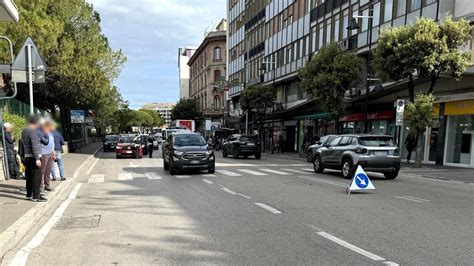 Donna Investita Da Un Automobile Sulle Strisce Pedonali In Corso