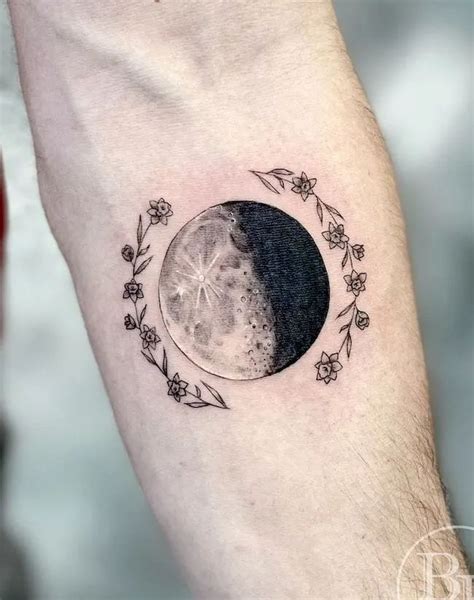 56 Dreamy Moon Tattoos With Meaning Our Mindful Life Moon Tattoo Designs Moon Tattoo Full