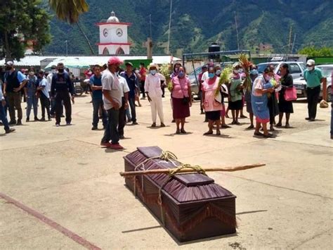 Pobladores Llevan Cuerpo De Abuelita A Palacio Municipal Para Exigir