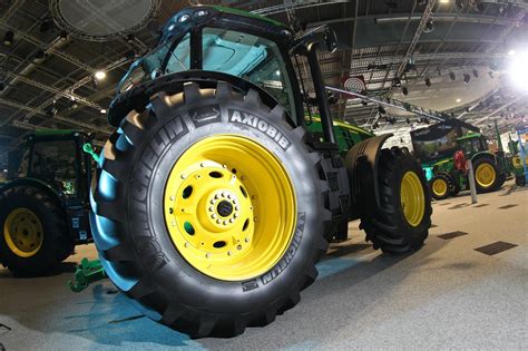 Michelin präsentiert weltweit größten Traktorreifen Michelin AxioBib