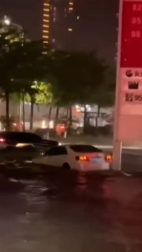 广东海丰突降暴雨积水成河 车主跳进齐腰深水中捞车 腾讯视频