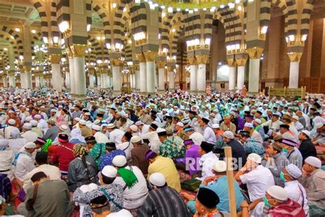 Jamaah Banjiri Shalat Malam Masjid Nabawi Ihram