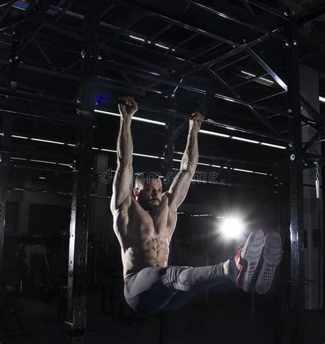 Atleta Descamisado Muscular Que Hace Ejercicios En Barra Horizontal