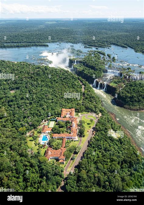 Vista aérea en helicóptero de las Cataratas del Iguazú, Cataratas del Iguazú, Paraná, Brasil ...