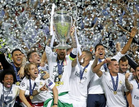 Real Madrid Lifting Real Madrids 11th Champions League Trophy