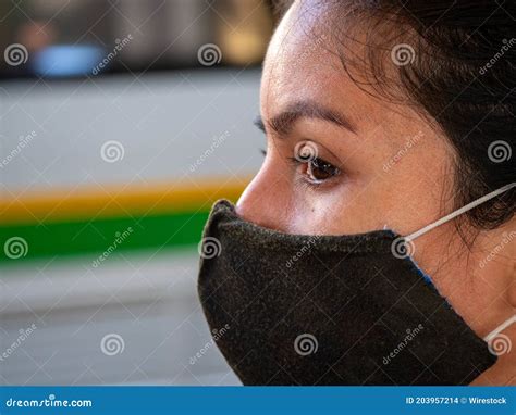 Hembra Latina Con M Scara De Cara Protectora Negra Foto De Archivo Imagen De Hombre Hispanico