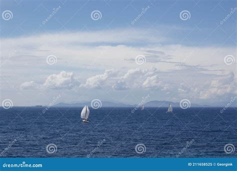 Atene Splendido Paesaggio Cielo Azzurro Con Nuvole Bianche Sul Mare