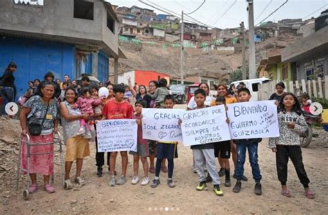 Jefferson Farf N Entrego Regalos A Ni Os De Asentamiento Humano Por