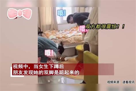 女生蹲地姿势与众不同，下蹲只能踮脚尖看懵众人，见朋友恍然大悟