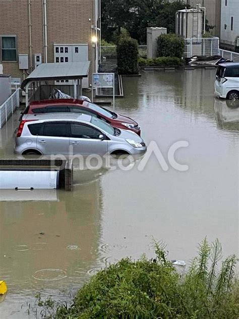 水没した車 No 29027741｜写真素材なら「写真ac」無料（フリー）ダウンロードok