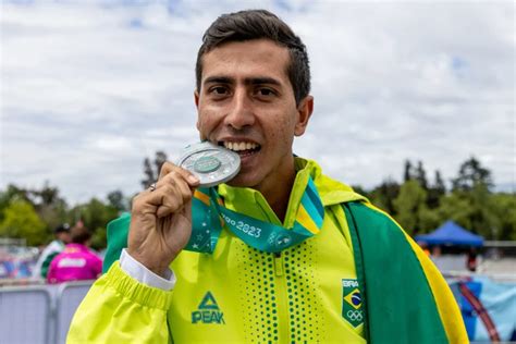 Caio Bonfim conquista medalha de prata na marcha atlética