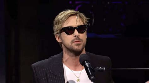 Ryan Gosling Og Emily Blunt Siger Farvel Til ‘barbenheimer’ Med Taylor Swift Cover I ‘snl’ Nyhed