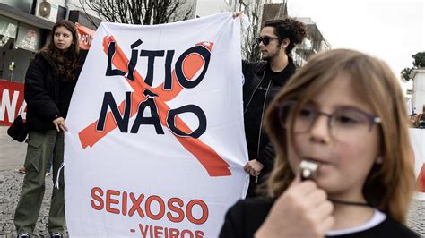 Centenas em protesto contra prospeção de lítio em Felgueiras Observador