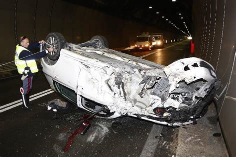 Tragedia In Autostrada Gli Si Ferma La Macchina In Galleria Muore