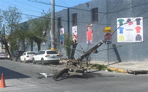 Conductor Tumba Poste De Luz En La Colonia Independencia En Monterrey