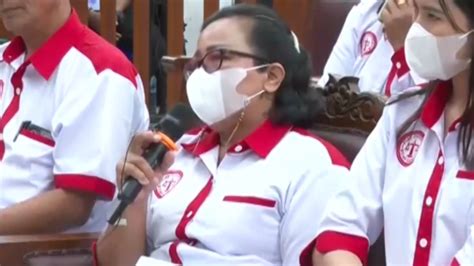 Tangis Ibunda Brigadir J Pecah Saat Kenang Anaknya Di Sidang Eliezer