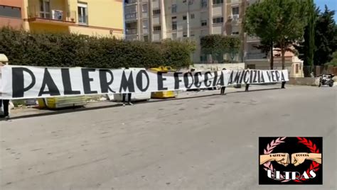 Palermo E Foggia Amicizia Vera Lo Striscione Degli Ultras