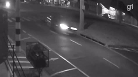 Vídeo mostra carro saltando em alta velocidade momentos antes de