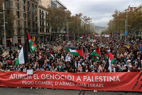 Més de 2 000 persones es manifesten a Barcelona per reclamar que s