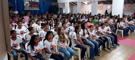 Alunos do quinto ano se formam no Programa Educacional de Resistência