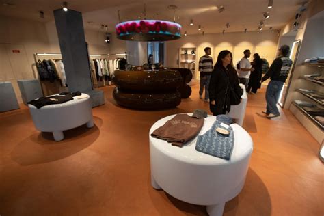 Visão Nude Project Esta roupa é a onda da geração Z e não só