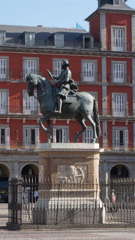 Visita A La Plaza Mayor De Madrid En Su Iv Cententario