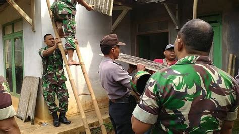 Prajurit Tni Di Garut Bantu Perbaiki Rumah Yang Diterjang Bencana Alam