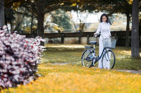 Hot girl thổ dân trở lại trong tà áo dài trắng gây sốt mạng