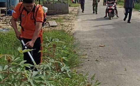 Bhabinkamtibmas Desa Handil Terusan Gotong Royong Bersama Warga