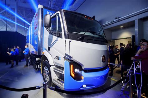 Lion lance le premier camion électrique de classe 8 La Presse