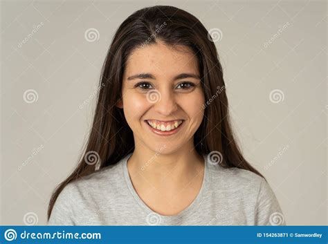 Retrato De La Mujer Alegre Atractiva Joven Con La Cara Feliz Sonriente