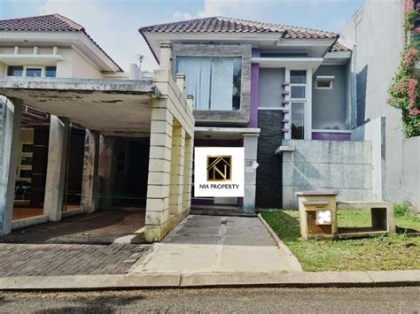 Rumah Legenda Wisata Depan Taman Tanah Luas