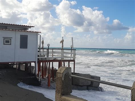 Maltempo Freddo E Vento In Calabria Forti Mareggiate Nel Tirreno