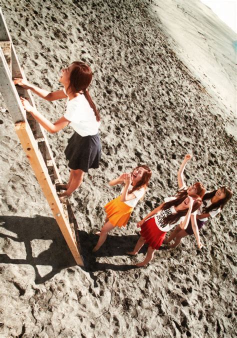 Bộ sách ảnh cách đây 14 năm của SNSD bỗng nhiên hot lại concept y hệt MV mới NewJeans Hóa ra