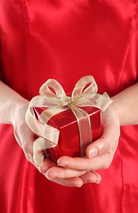 Cadre De Cadeau Rouge Chez Les Mains De La Femme Image Stock Image Du