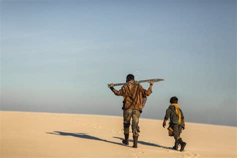 Mujer Apocal Ptica Y Ni O Afuera En El Desierto Imagen De Archivo