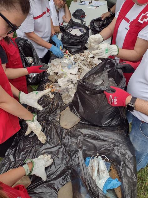 Voluntarios De Cruz Roja Recogen Cerca De 3 Kilos De Residuos En La